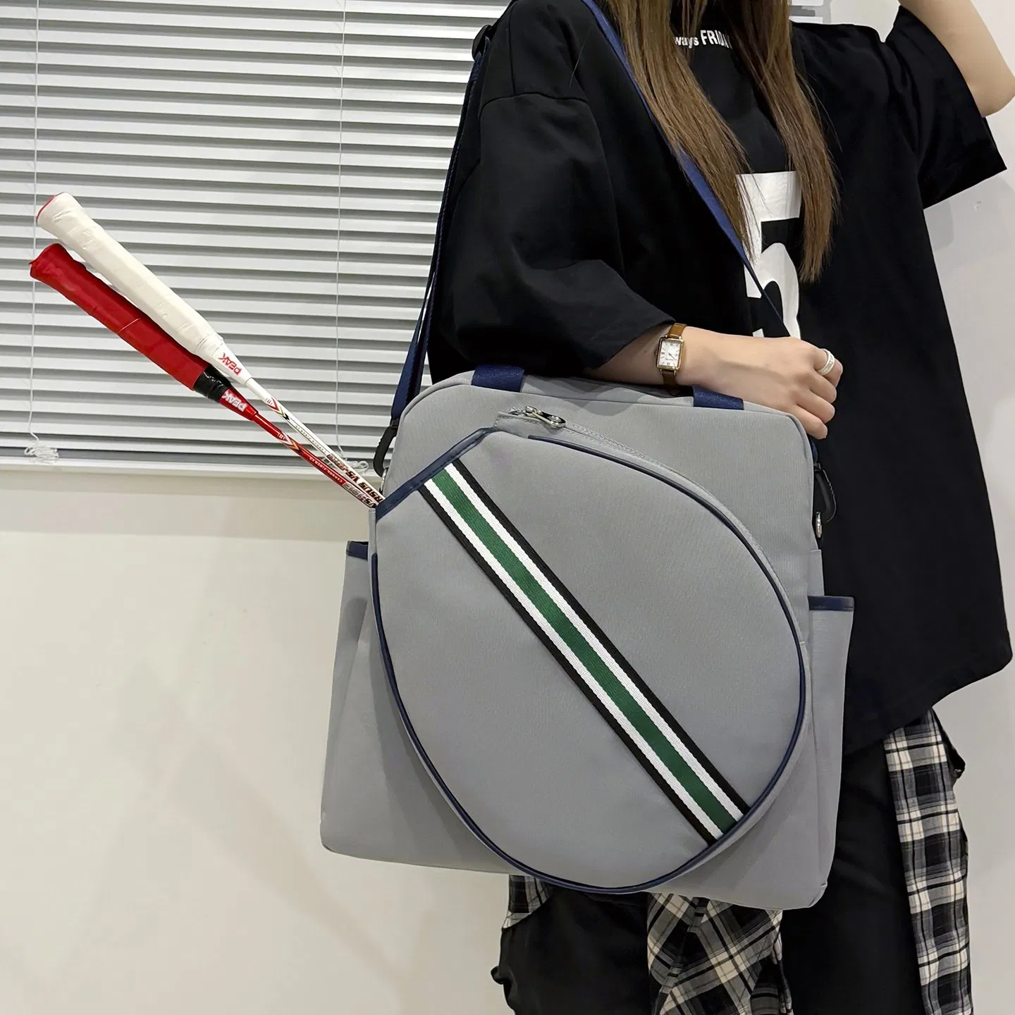 Hand-Carryable-Shoulder-Bag-for-Outdoor-Use-Large-Capacity-for-Badminton-Rackets-and-Tennis-Sports-Training-Cross-Body-Bag (2)